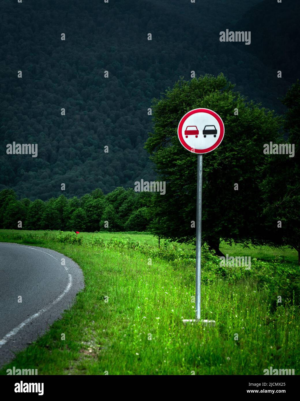 No Passing zone Sign alla strada di montagna Foto Stock