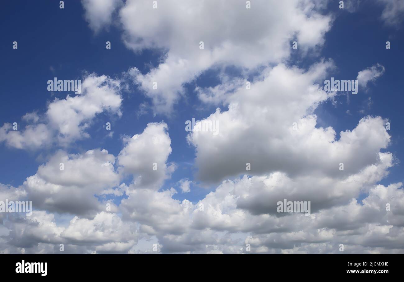 Isolato blu estate cielo nuvoloso foto con bianco soffice tempo equo cumuli nuvole Foto Stock