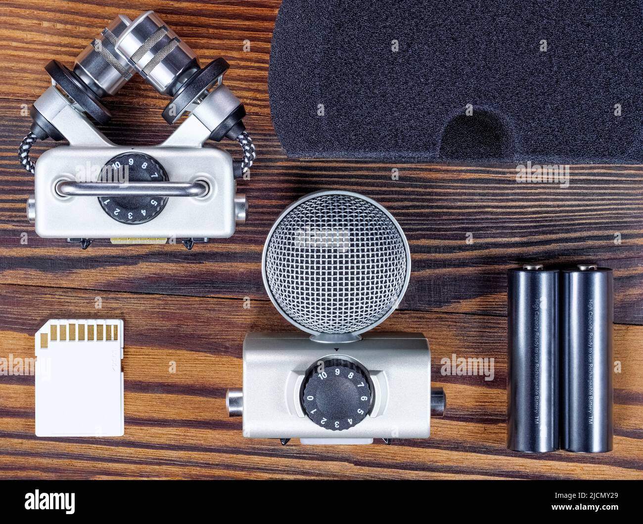 Set di accessori per registratore di suoni su asse di legno Foto Stock