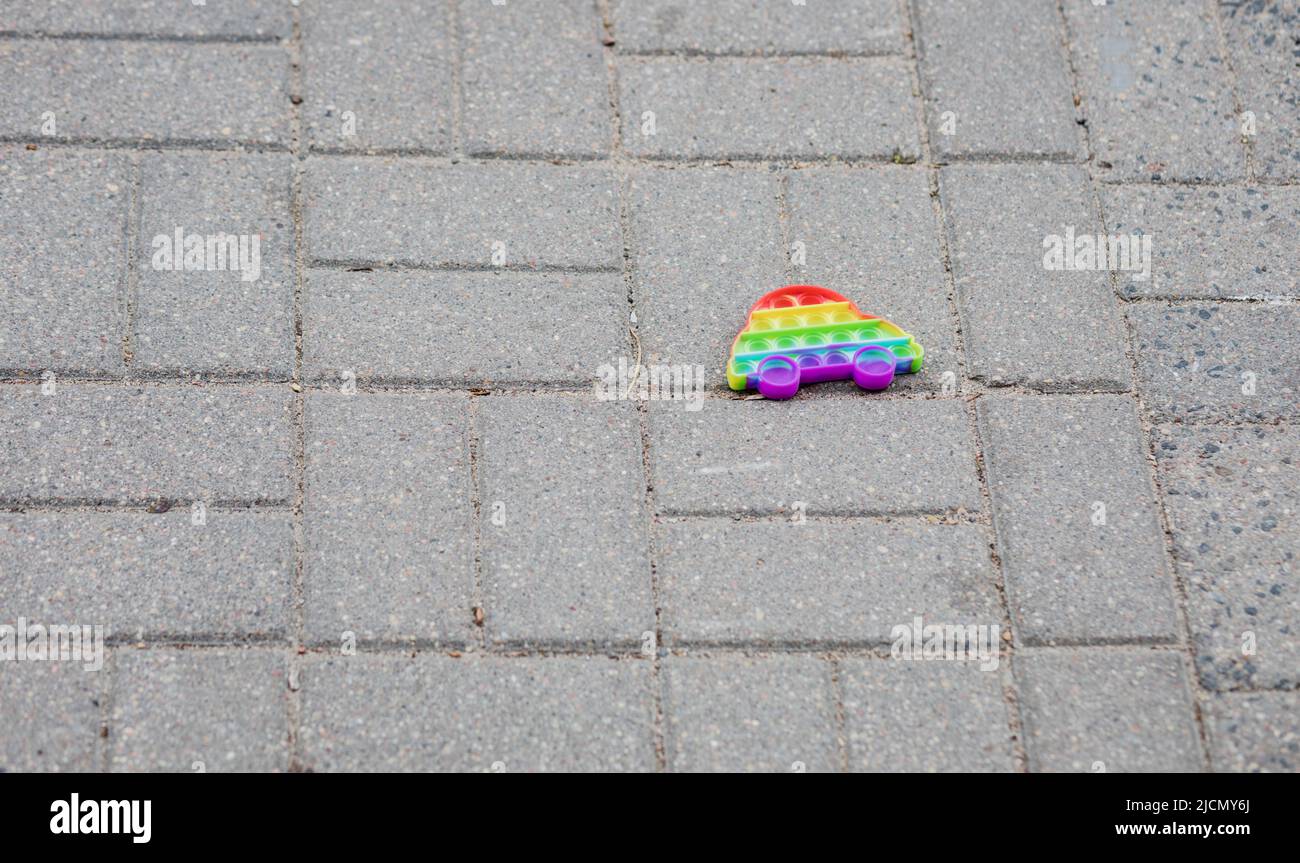 Il popolare giocattolo antistress in silicone multicolore lo schioccano sul marciapiede Foto Stock