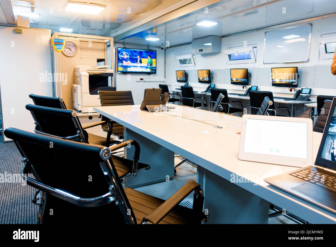 Sala di controllo di emergenza mobile autonoma. Interno della sala di controllo di emergenza. Foto Stock