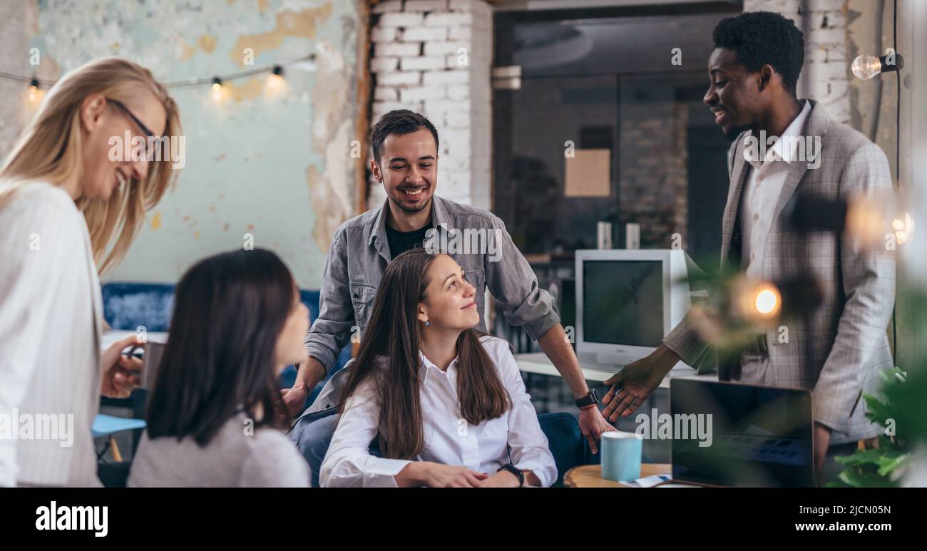 Gli uomini d'affari che hanno un incontro informale in un ristorante. Foto Stock