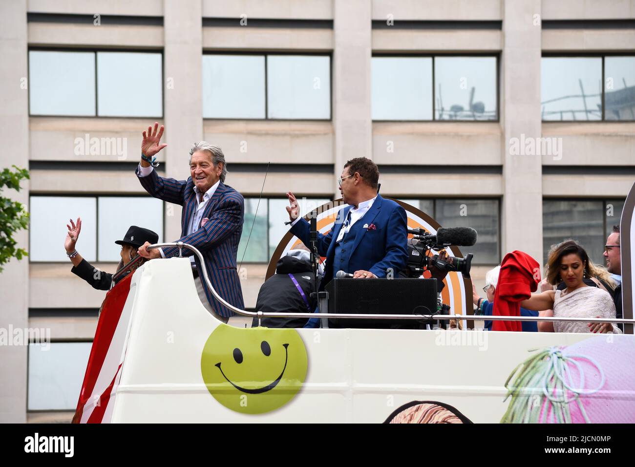 Londra, UK, 5th giu 2022, Platinum Jubilee Pageant lungo il Mall. Da Westminister a Buckingham Palace. Il tempo delle nostre vite, parte 2 del Pageant. La corteo giubilante mostra i 70 anni del Regno di Elisabetta dal 1952 al 2022. 1970s in questa parte, Andrew Lalchan Photography/Alamy Live News Foto Stock