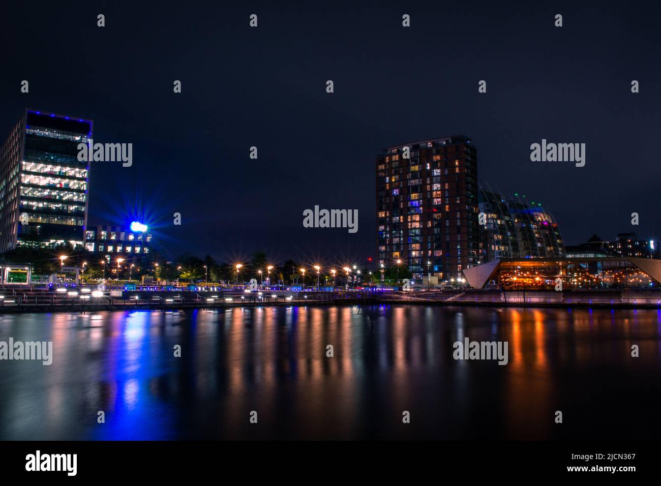 MediaCity UK, ITV e Metrolink di notte, con sede a Salford Quays, Manchester, Greater Manchester, Regno Unito, Foto Stock