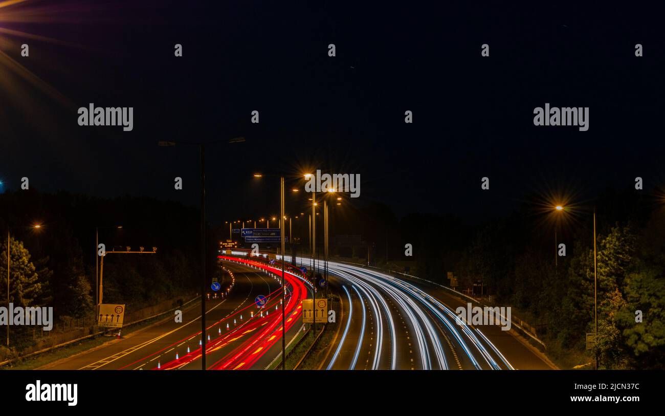 Lunga esposizione dell'autostrada M56, situata vicino all'Aeroporto di Manchester, Manchester, Regno Unito. Foto Stock