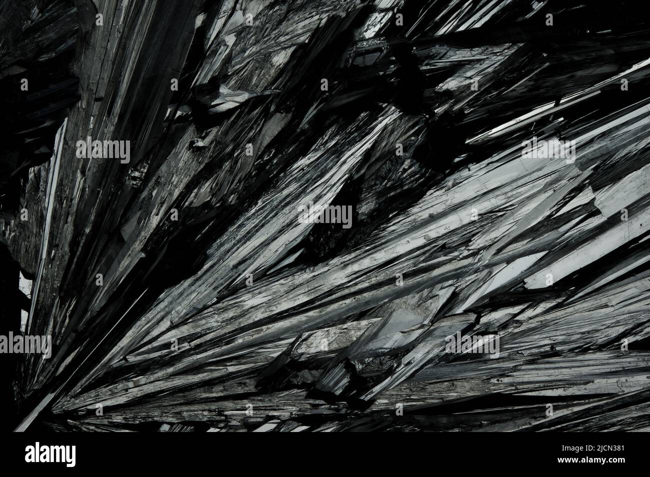 La stibnite (o chiamata antimonite) close-up, minerale di solfuro, materiale grigio di dettaglio cristallizza il piombo uncut, minerale Foto Stock