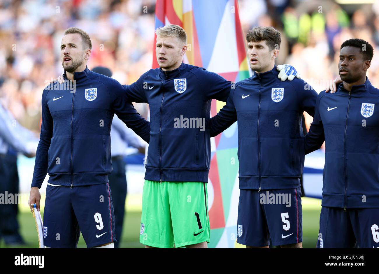 Wolverhampton, Inghilterra, 14th giugno 2022. Harry Kane d'Inghilterra (l) guida la sua squadra nel cantare l'inno nazionale durante la partita della UEFA Nations League a Molineux, Wolverhampton. Il credito dovrebbe essere: Darren Staples / Sportimage Foto Stock