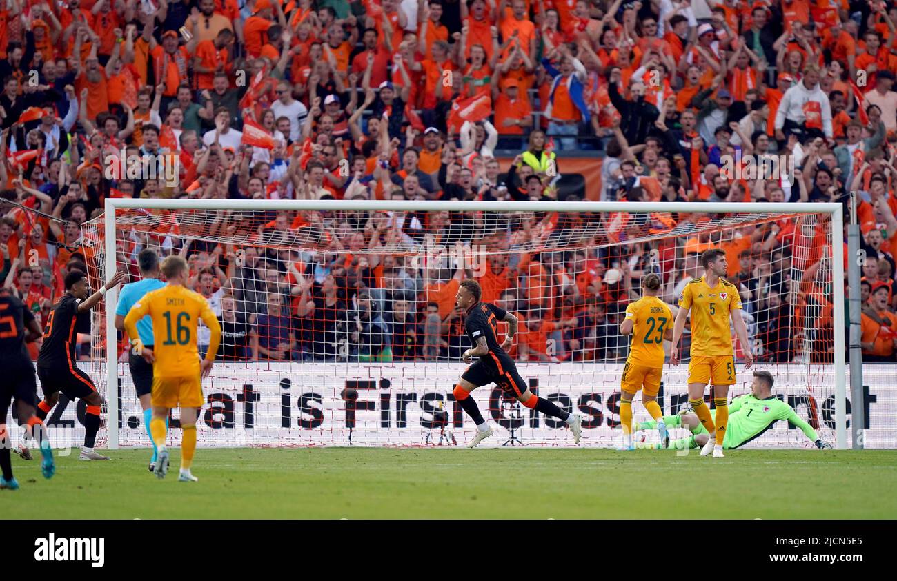 I Paesi Bassi Noa Lang festeggiano il loro primo obiettivo durante la partita della UEFA Nations League allo Stadion Feijenoord di Rotterdam. Data foto: Martedì 14 giugno 2022. Foto Stock