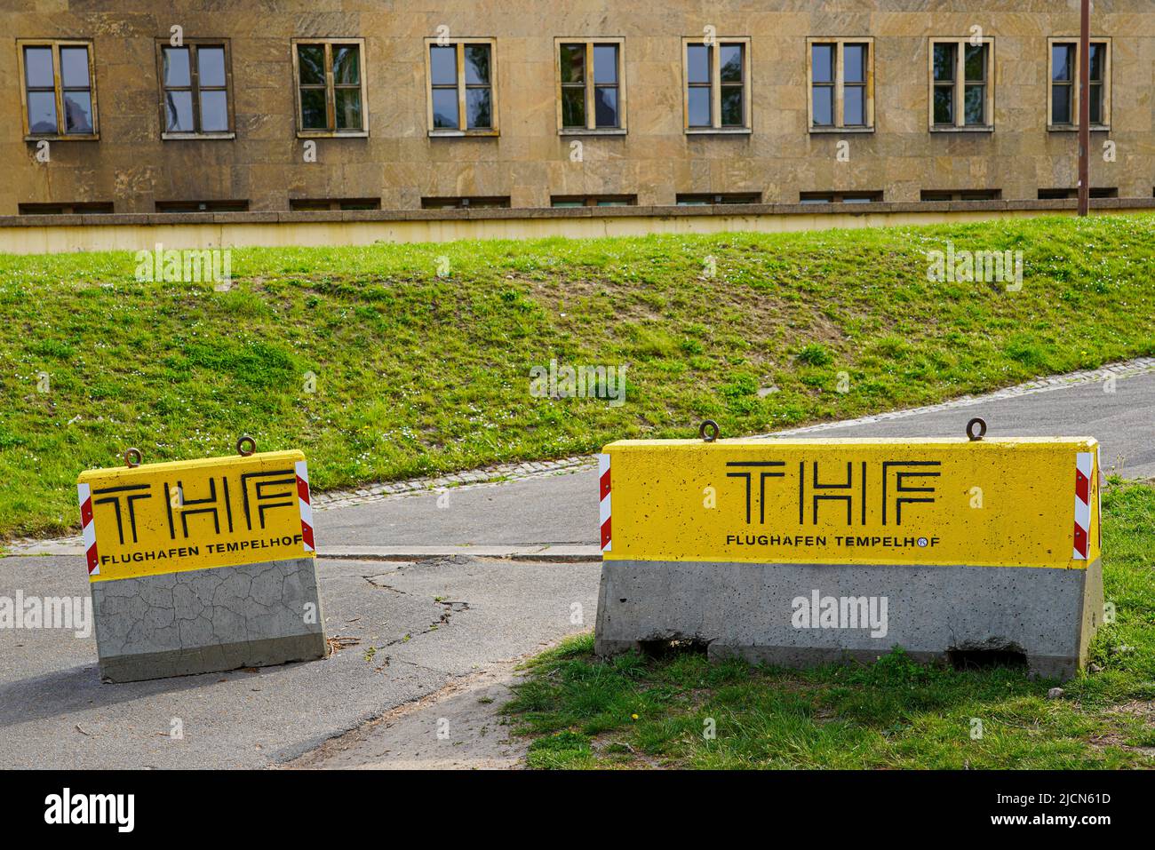 Edificio presso l'ex aeroporto Tempelhof di Berlino, uno dei primi aeroporti di Berlino, Germania, 1.5.22 Foto Stock