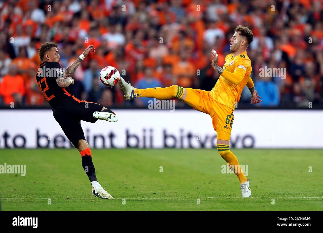 I Paesi Bassi Noa Lang e il Galles Joe Rodon (a destra) combattono per la palla durante la partita della UEFA Nations League allo Stadion Feijenoord di Rotterdam. Data foto: Martedì 14 giugno 2022. Foto Stock