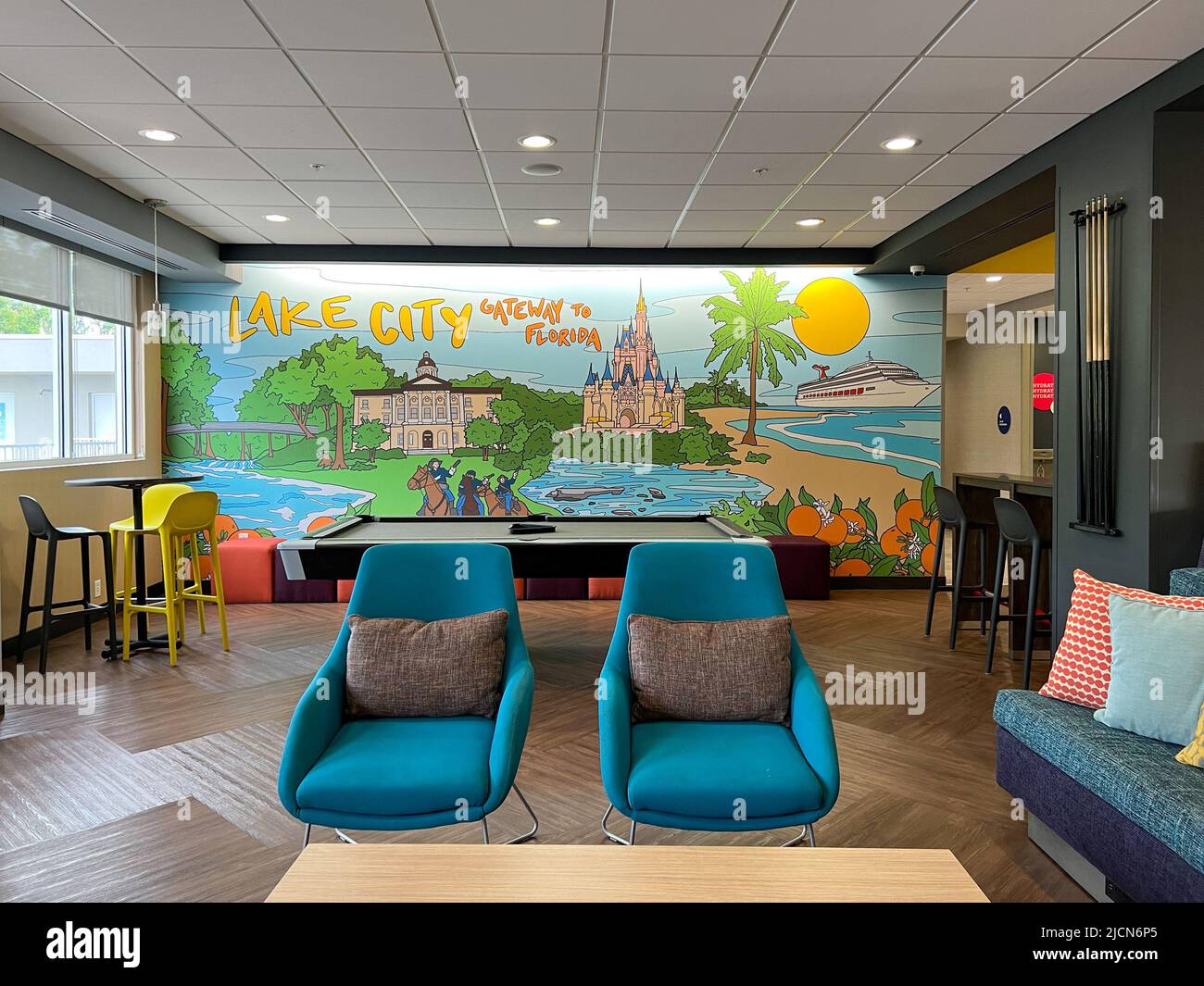 Lake City, Florida USA - 4 maggio 2022: Il murale di Lake City nella hall dell'hotel Tru a Lake City, Florida. Foto Stock