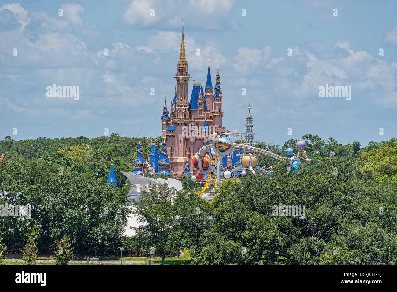 Castello di Cenerentola a Disney World che appare dagli alberi Foto Stock