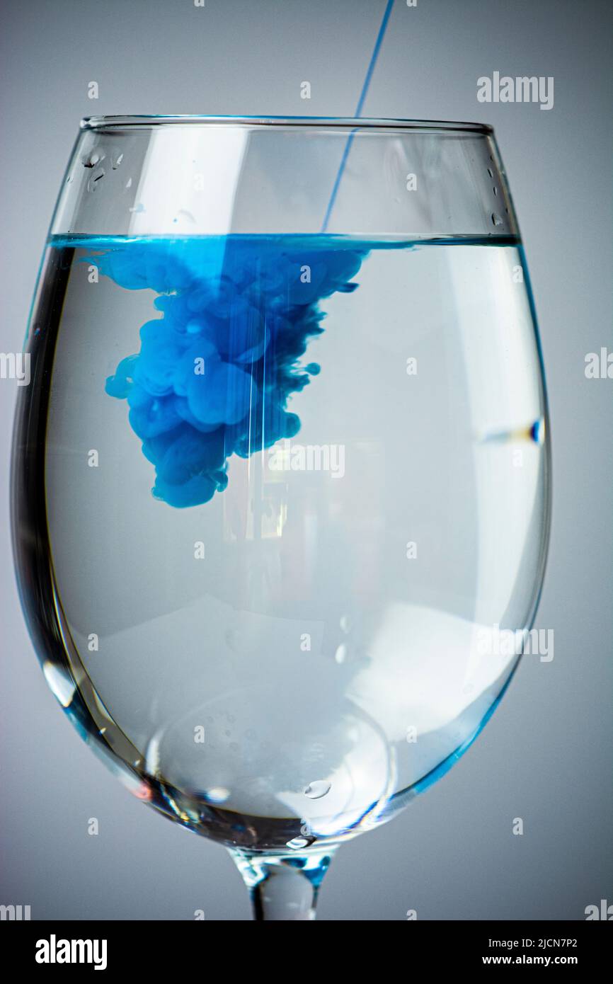 Il colore nel vetro dell'acqua, immagine molto bella Foto Stock