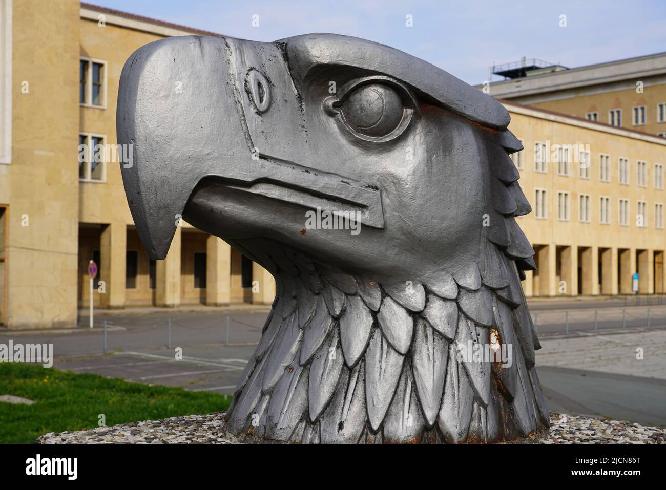 Di fronte all'ex edificio del terminal dell'aeroporto di Tempelhof si trova la Eagle Square, una scultura con testa di aquila alta 4,50 metri. Berlino, Germania, 1.5.22 Foto Stock