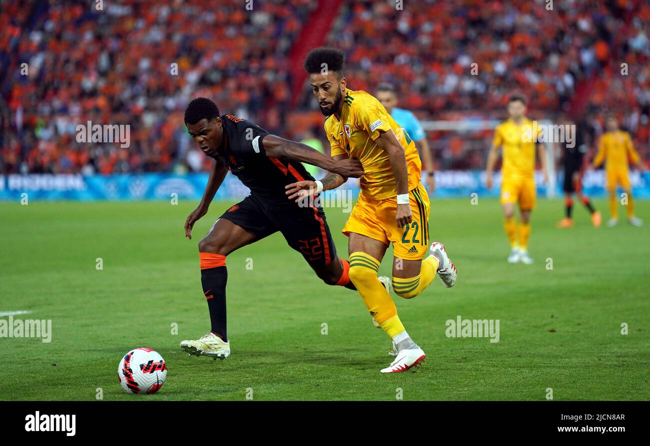 I Paesi Bassi Denzel Dumfries (a sinistra) e il Galles Sorba Thomas combattono per la palla durante la partita della UEFA Nations League allo Stadion Feijenoord di Rotterdam. Data foto: Martedì 14 giugno 2022. Foto Stock