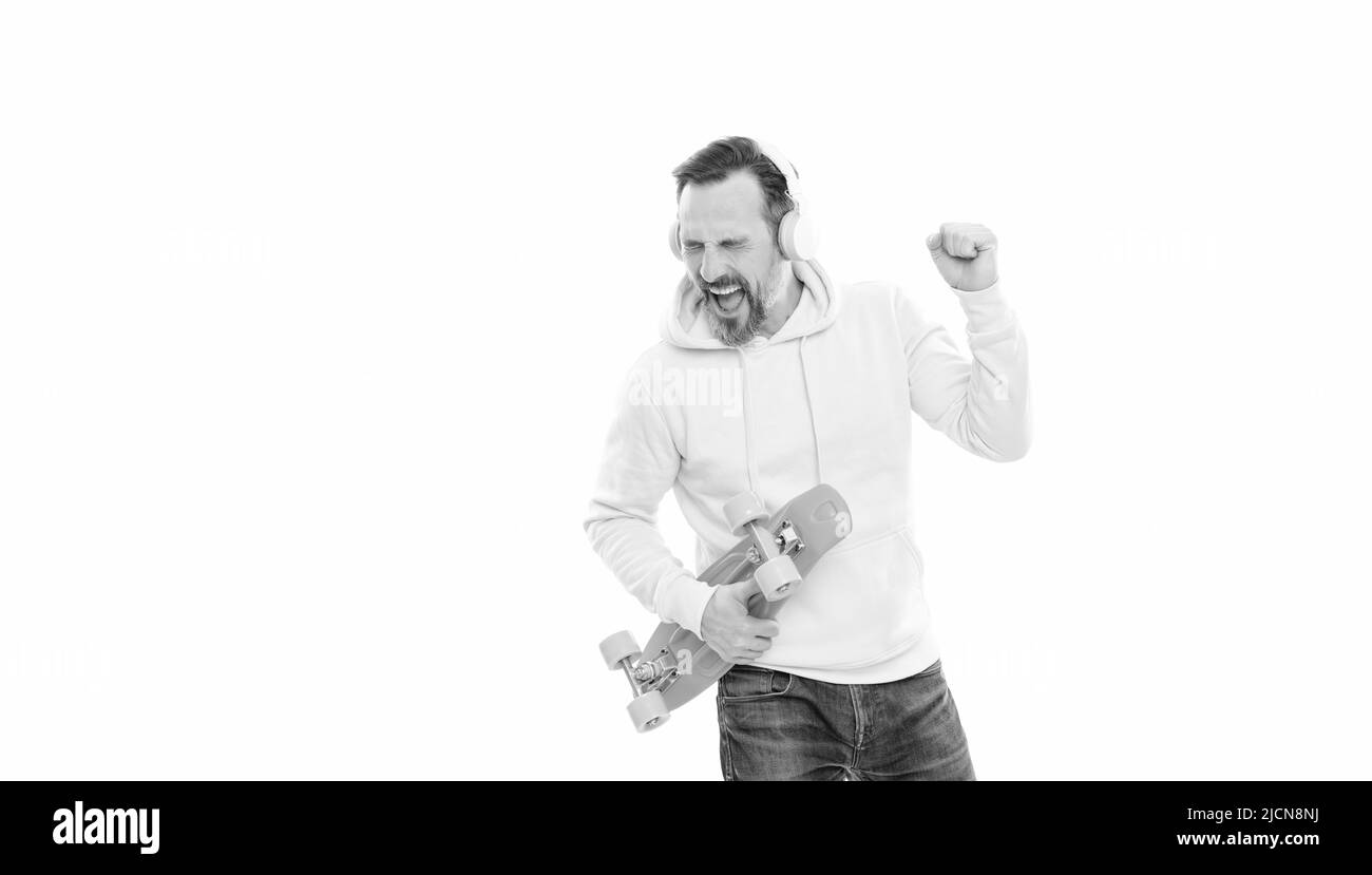 happy man ascolta la musica in cuffia tenere penny skateboard isolato su bianco copia spazio, attività. Foto Stock
