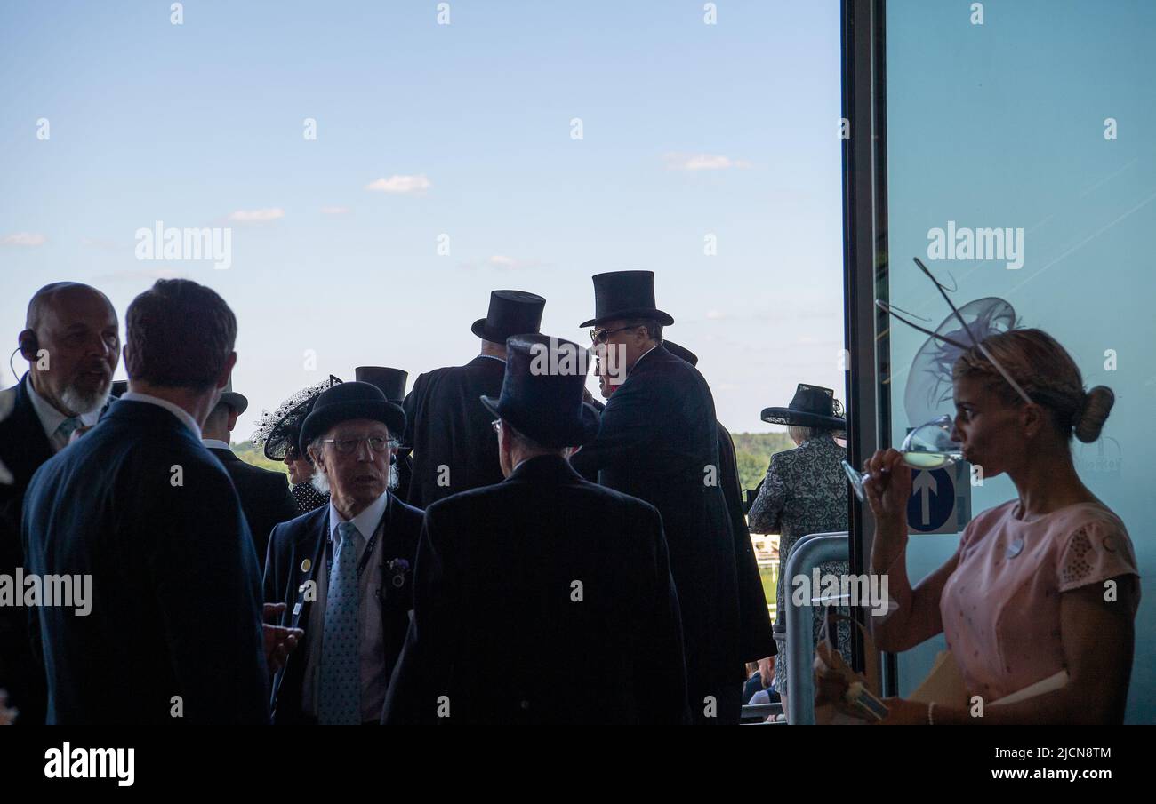 Ascot, Berkshire, Regno Unito. 14th giugno 2022. Cappelli e code top al Royal Ascot. Credit: Maureen McLean/Alamy Live News Foto Stock