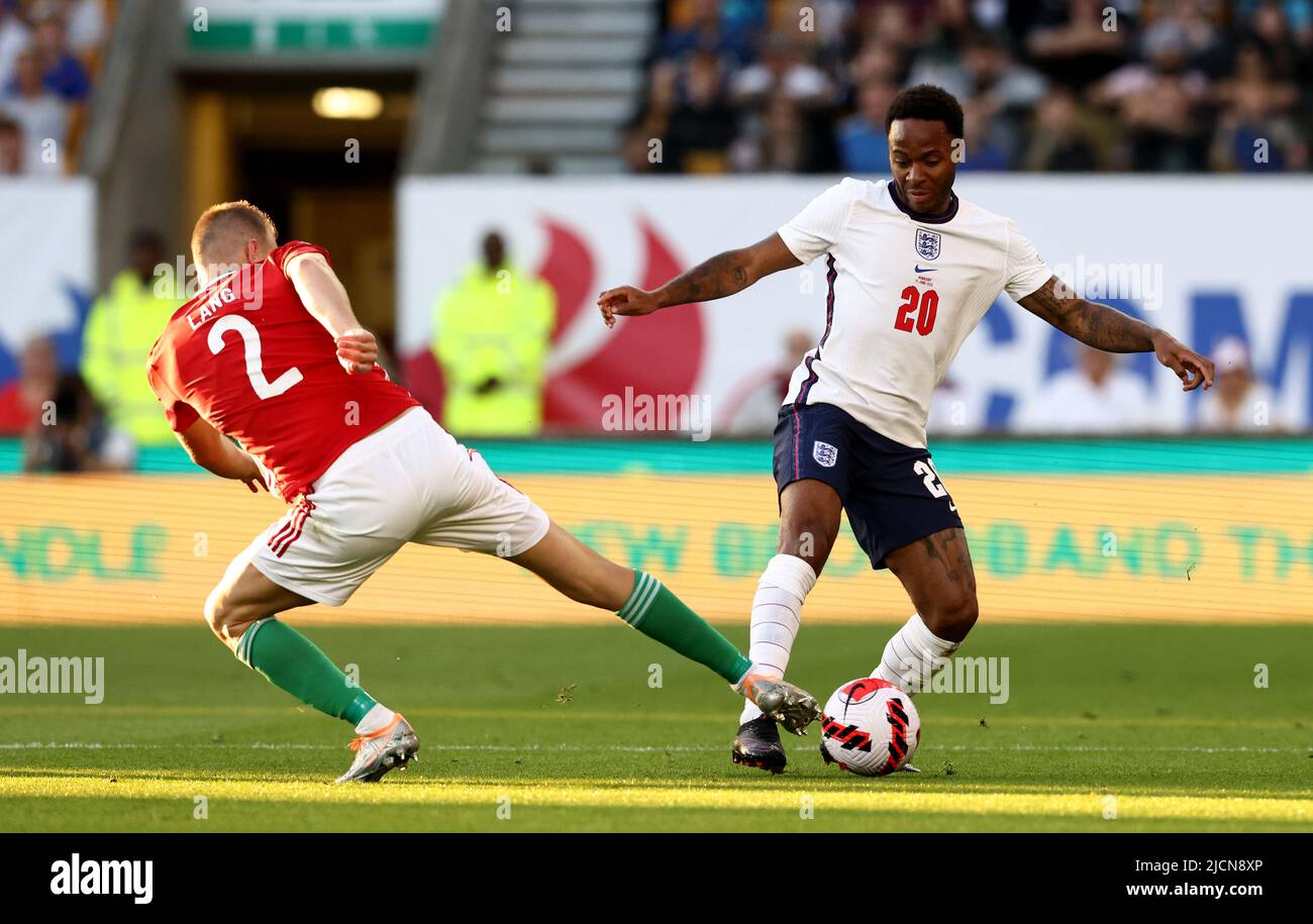 Wolverhampton, Inghilterra, 14th giugno 2022. Adam Lang d'Ungheria affronta Raheem Sterling d'Inghilterra durante la partita della UEFA Nations League a Molineux, Wolverhampton. Il credito dovrebbe essere: Darren Staples / Sportimage Foto Stock