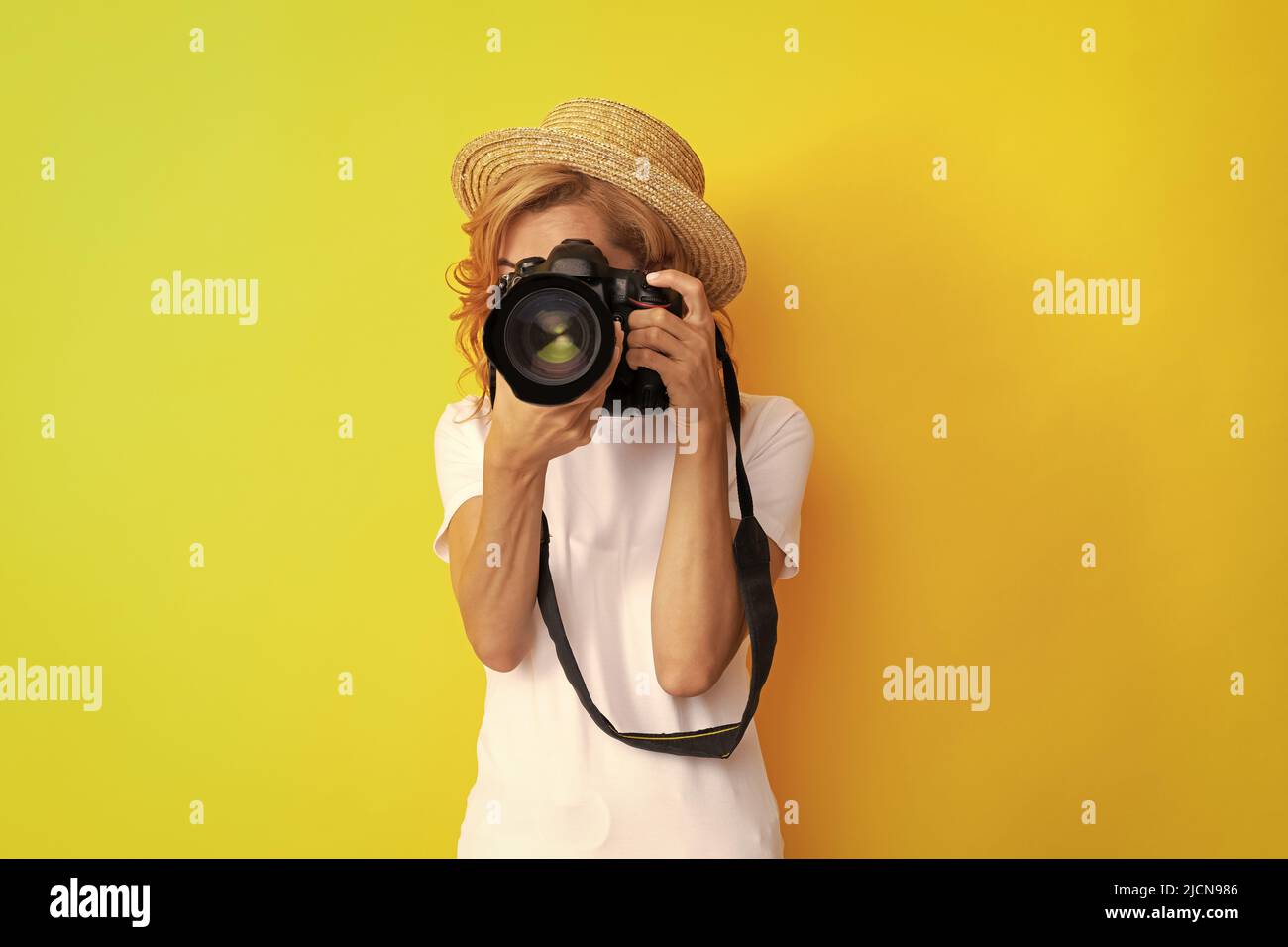 donna fotografo con macchina fotografica in paglia cappello fare foto, obiettivo Foto Stock