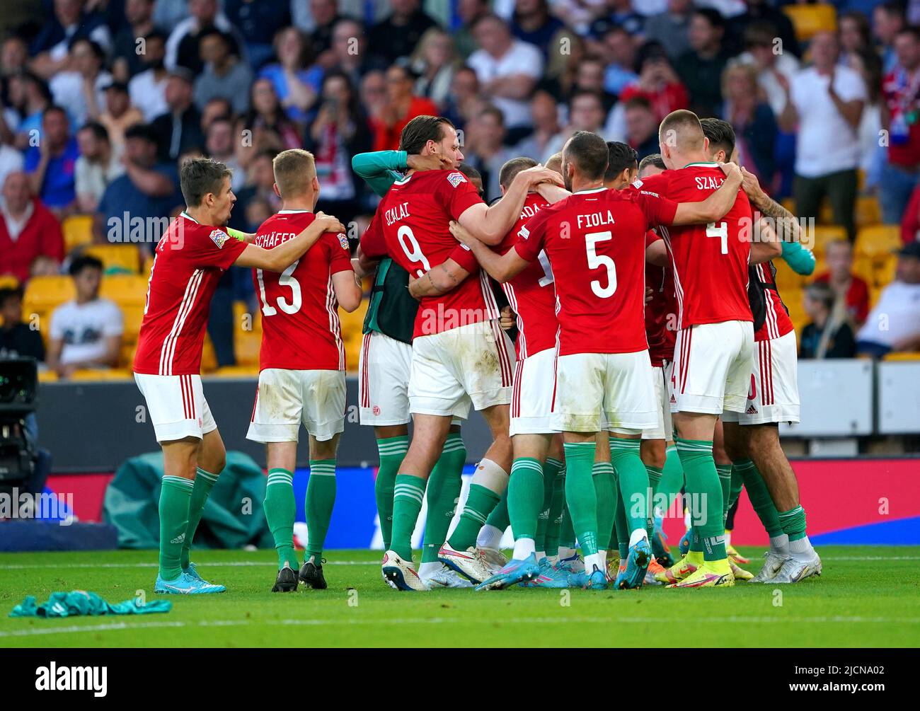 I giocatori ungheresi festeggiano dopo che Roland Sallai segna il secondo obiettivo del gioco durante la partita della UEFA Nations League allo stadio Molineux di Wolverhampton. Data foto: Martedì 14 giugno 2022. Foto Stock