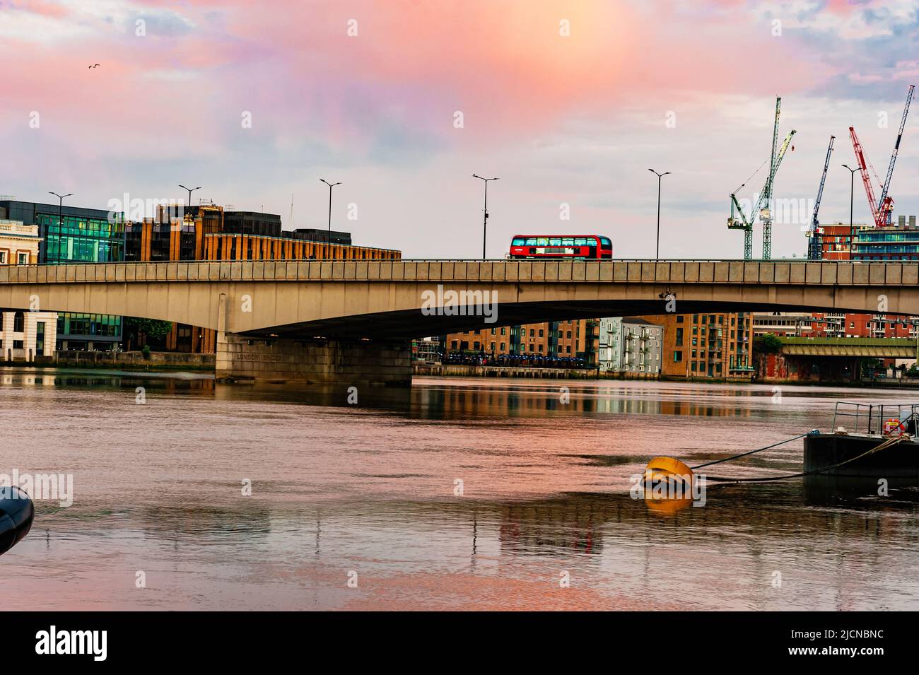 Il famoso Ponte storico di Londra sul Tamigi all'alba a London City, in Gran Bretagna Foto Stock