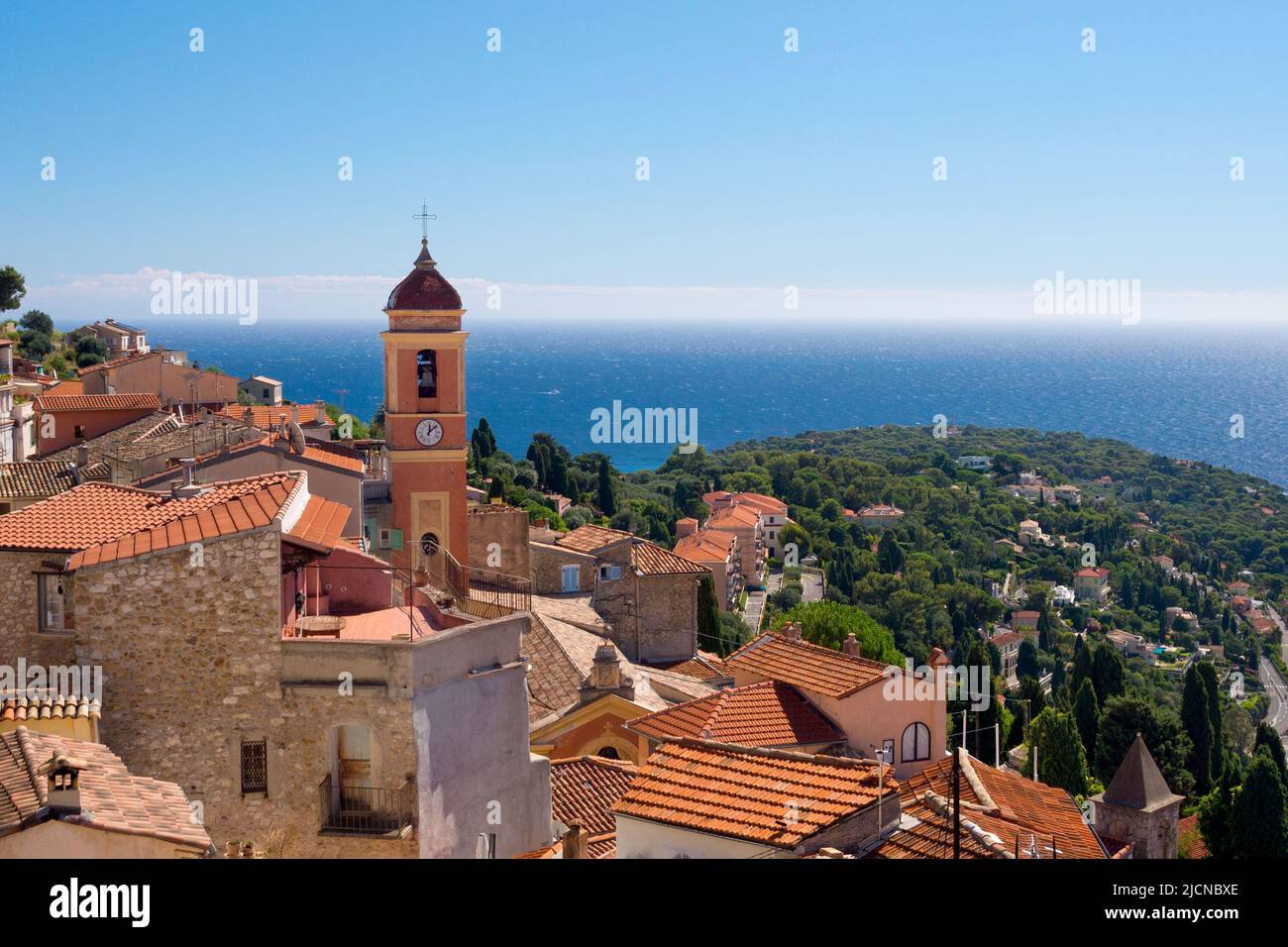 Vista sul mare e sulla Costa Azzurra dalla fortezza dell'antico castello di Roquebrune-Cap-Martin, Francia sulla costa mediterranea vicino a Monaco. T Foto Stock