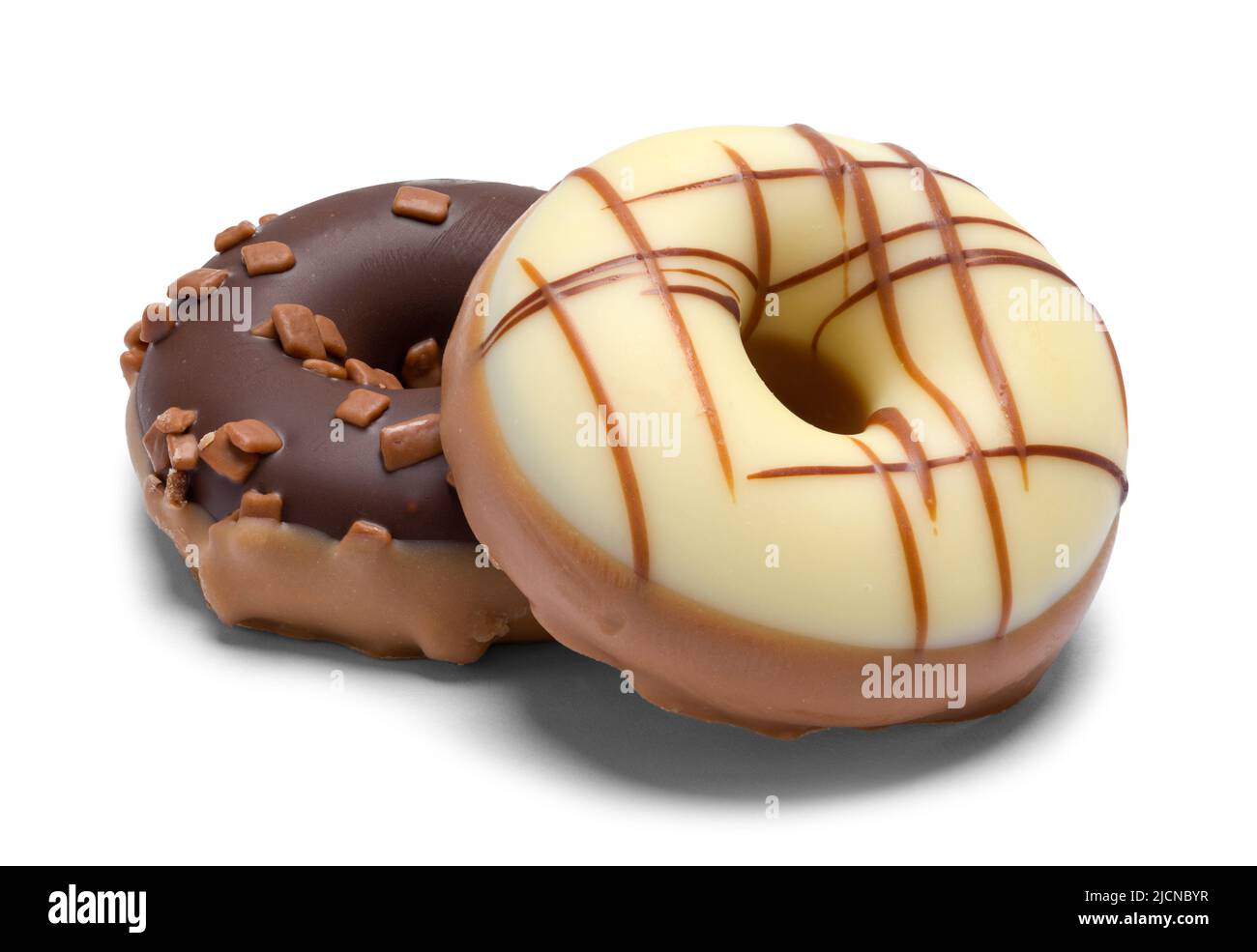 Due ciambelle caramelle al cioccolato tagliate su bianco. Foto Stock