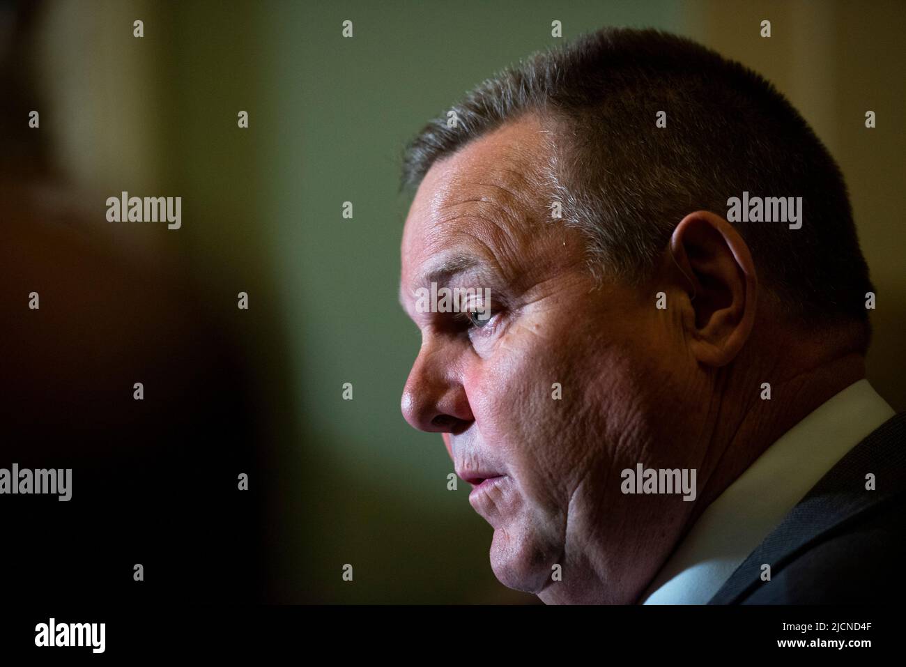 Il senatore degli Stati Uniti Jon Tester (democratico del Montana) offre osservazioni durante la conferenza stampa del pranzo politico del Senato democratico al Campidoglio degli Stati Uniti a Washington, DC, martedì 14 giugno 2022. Credit: Rod Lammey/CNP /MediaPunch Foto Stock