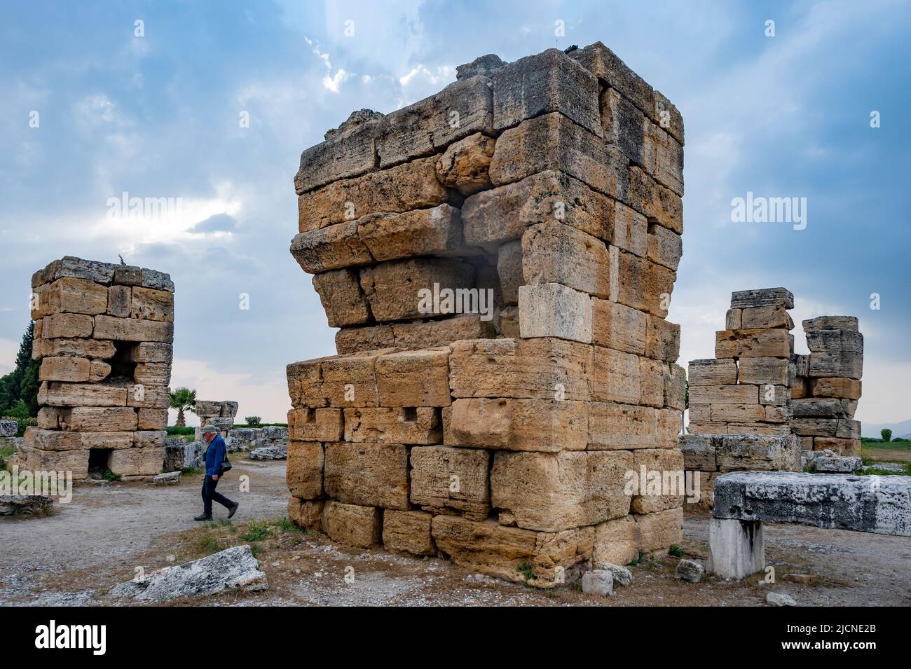 Blocchi di pietra alle rovine dell'antica Hierapolis. Pamukkale, Türkiye. Foto Stock