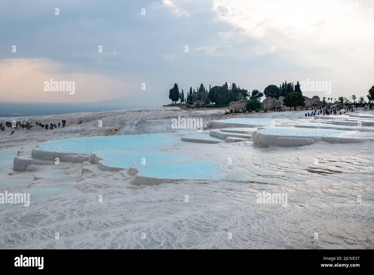 Piscine termali sulle terrazze di travertini. Pamukkale, Türkiye. Foto Stock