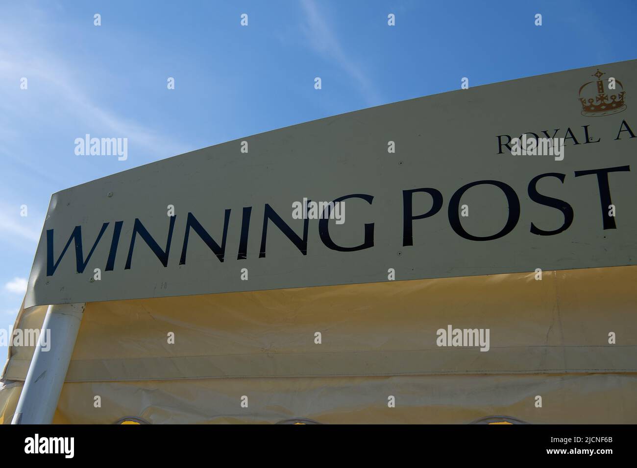 Ascot, Berkshire, Regno Unito. 14th giugno 2022. Il Post Bar vincente al traguardo. Credit: Maureen McLean/Alamy Live News Foto Stock