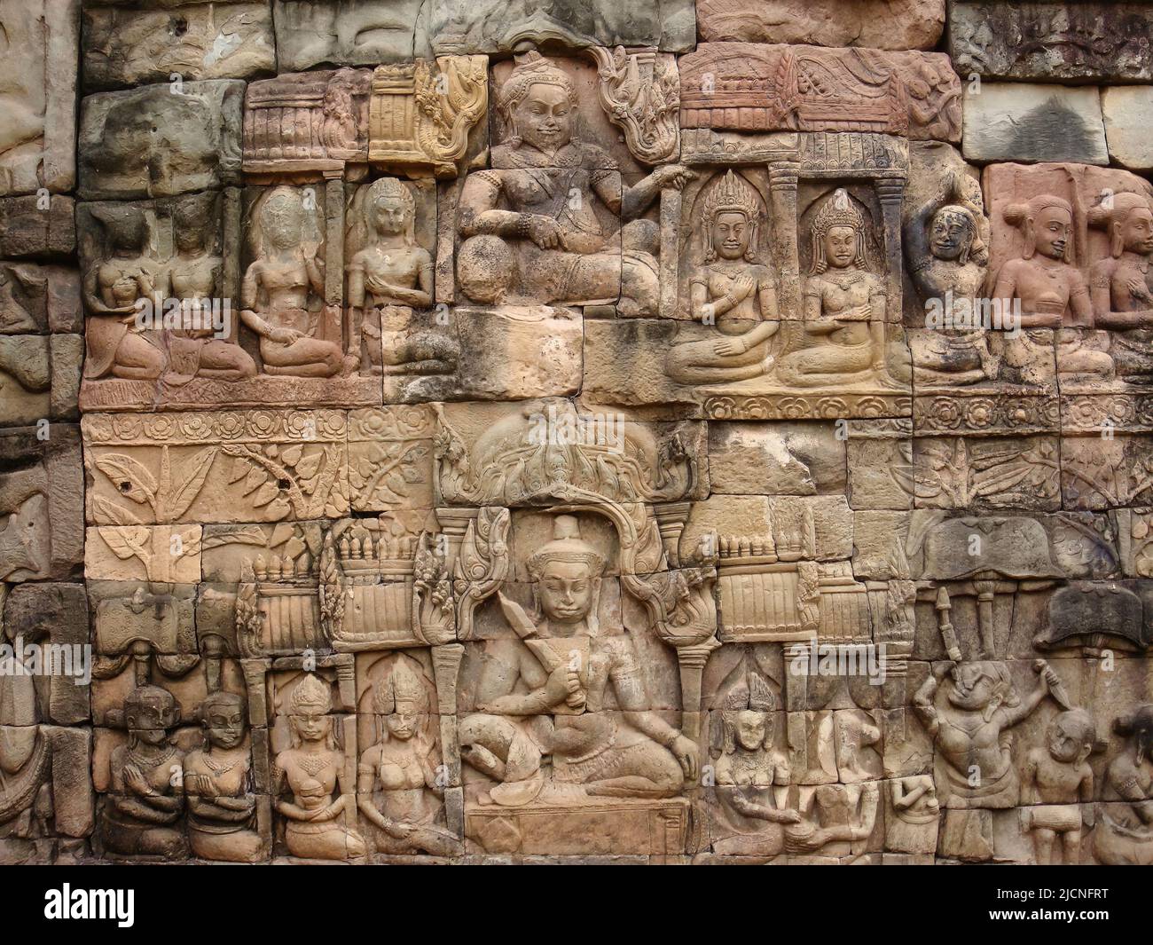 Alcuni dettagli architettonici del favoloso tempio di Angkor Wat, il simbolo nazionale della Cambogia, un capolavoro della civiltà khmer Foto Stock
