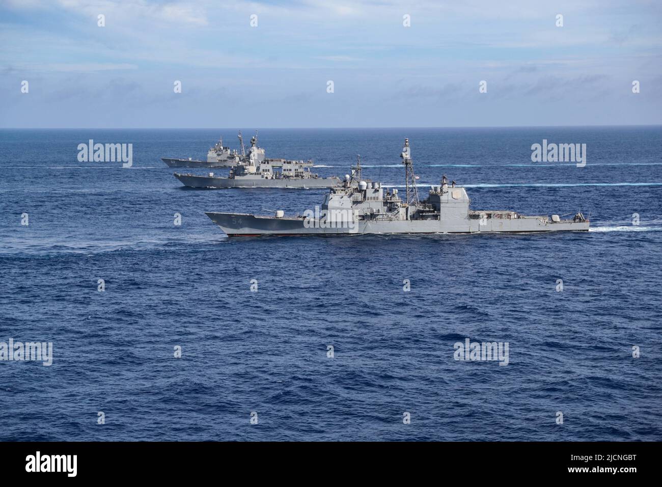 MARE FILIPPINO (12 giugno 2022) l'incrociatore missilistico guidato di classe Ticonderoga USS Antietam (CG 54), a destra, vele in formazione con il cacciatorpediniere missilistico guidato di classe Arleigh Burke USS Benfold (DDG 65), centro, e l'incrociatore missilistico guidato di classe Ticonderoga USS Mobile Bay (CG 53), nel corso del 2022 (Valiant Shield VS22). VS22 è un'esercitazione biennale di formazione sul campo (FTX), riservata agli Stati Uniti, incentrata sull'integrazione della formazione congiunta in un ambiente multi-dominio. Questa formazione sviluppa una competenza reale nel sostenere le forze congiunte attraverso il rilevamento, l'individuazione, il tracciamento e l'impegno delle unità in mare, nell'ai Foto Stock