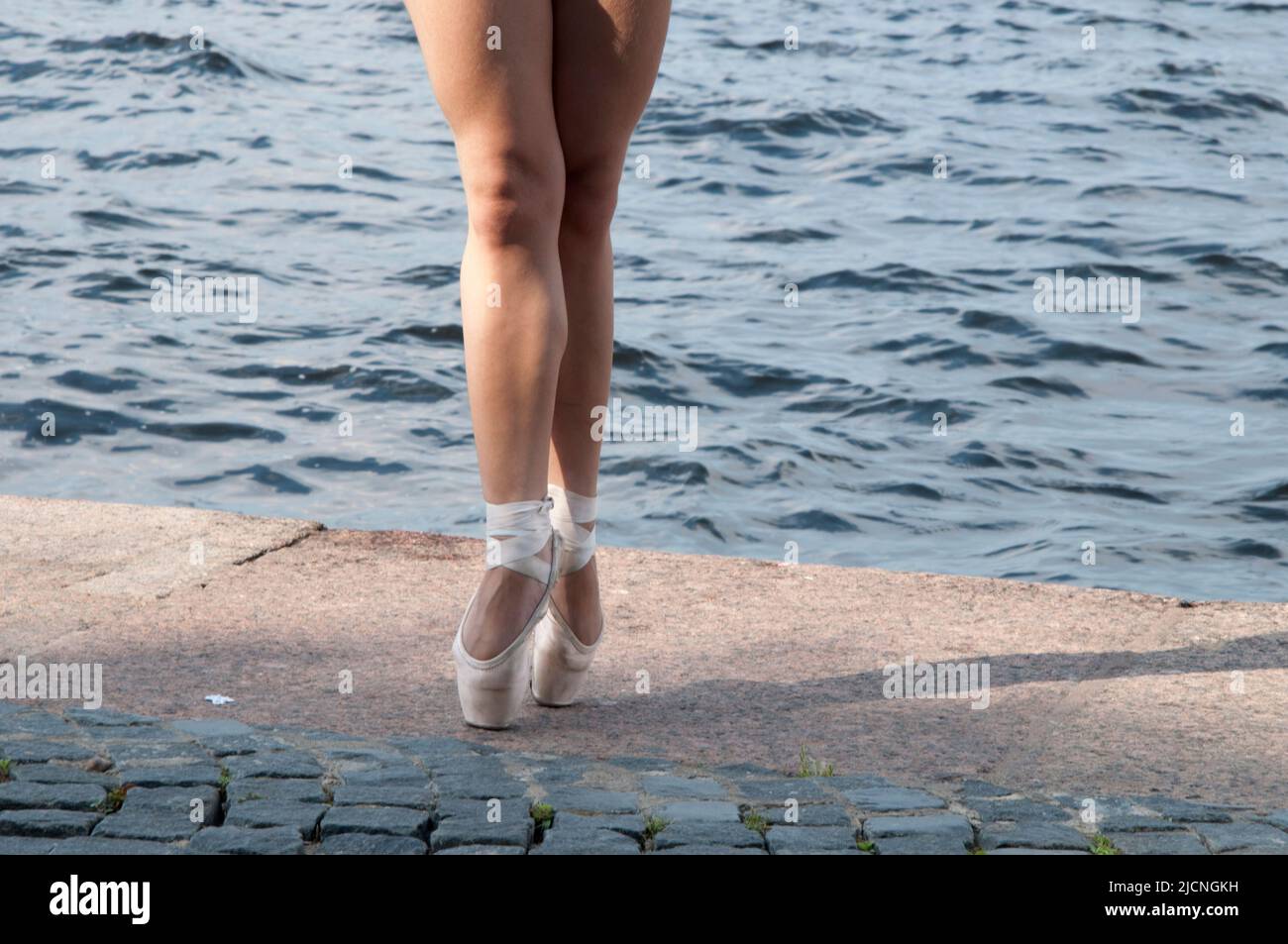 Gambe di una ballerina femminile che pratica per strada con scarpe a punta. Tomsk Foto Stock