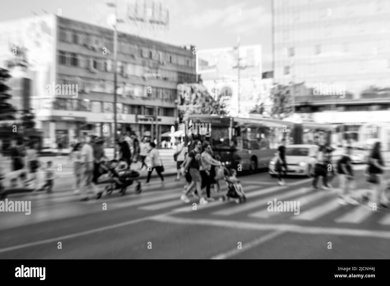 immagine astratta della gente nella lobby di un moderno centro affari con uno sfondo sfocato Foto Stock