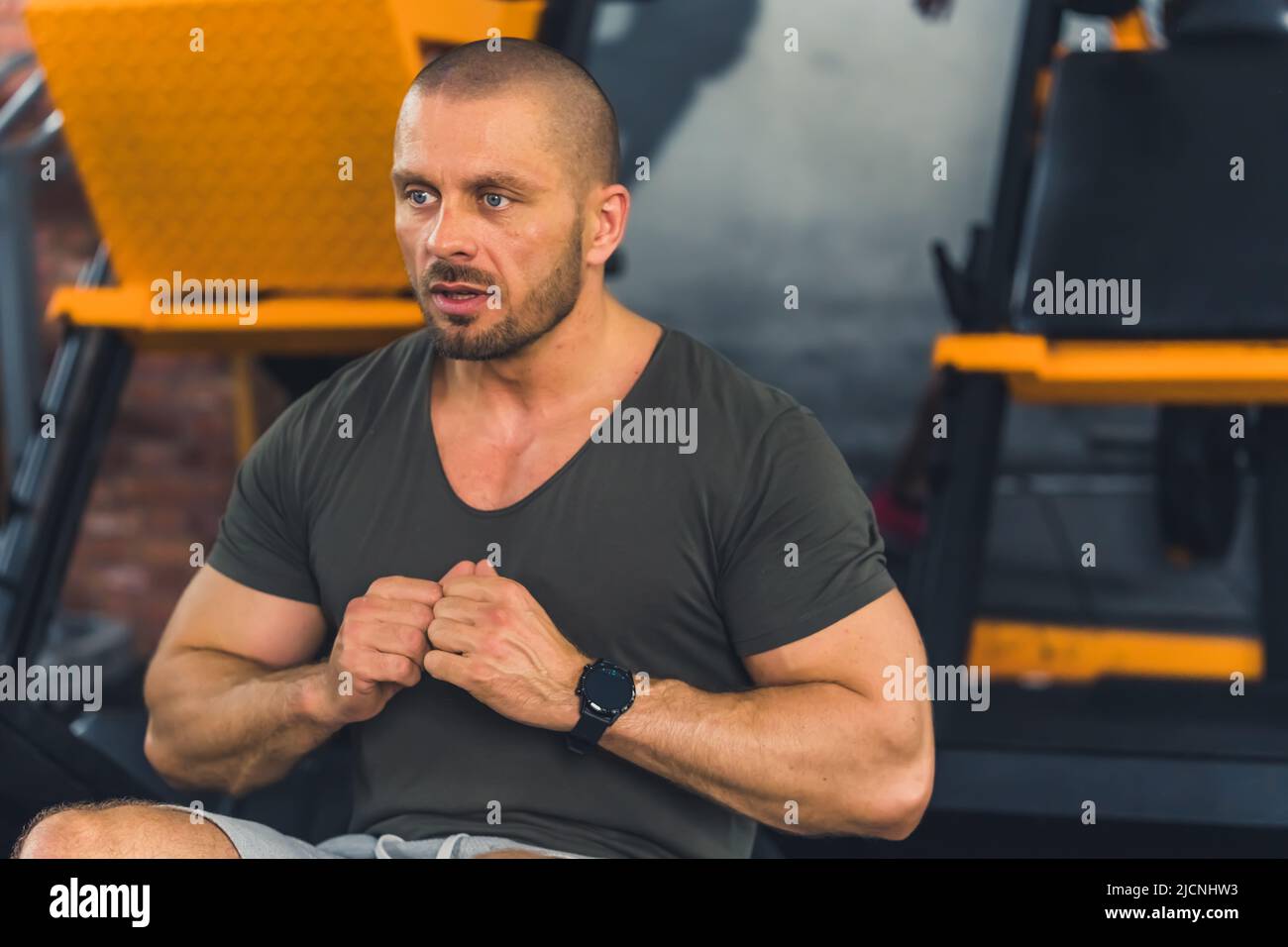 L'uomo di mezza età dell'allestitore caucasico aumenta la forza della schiena, della spalla e del braccio facendo i sit-up. Foto di alta qualità Foto Stock