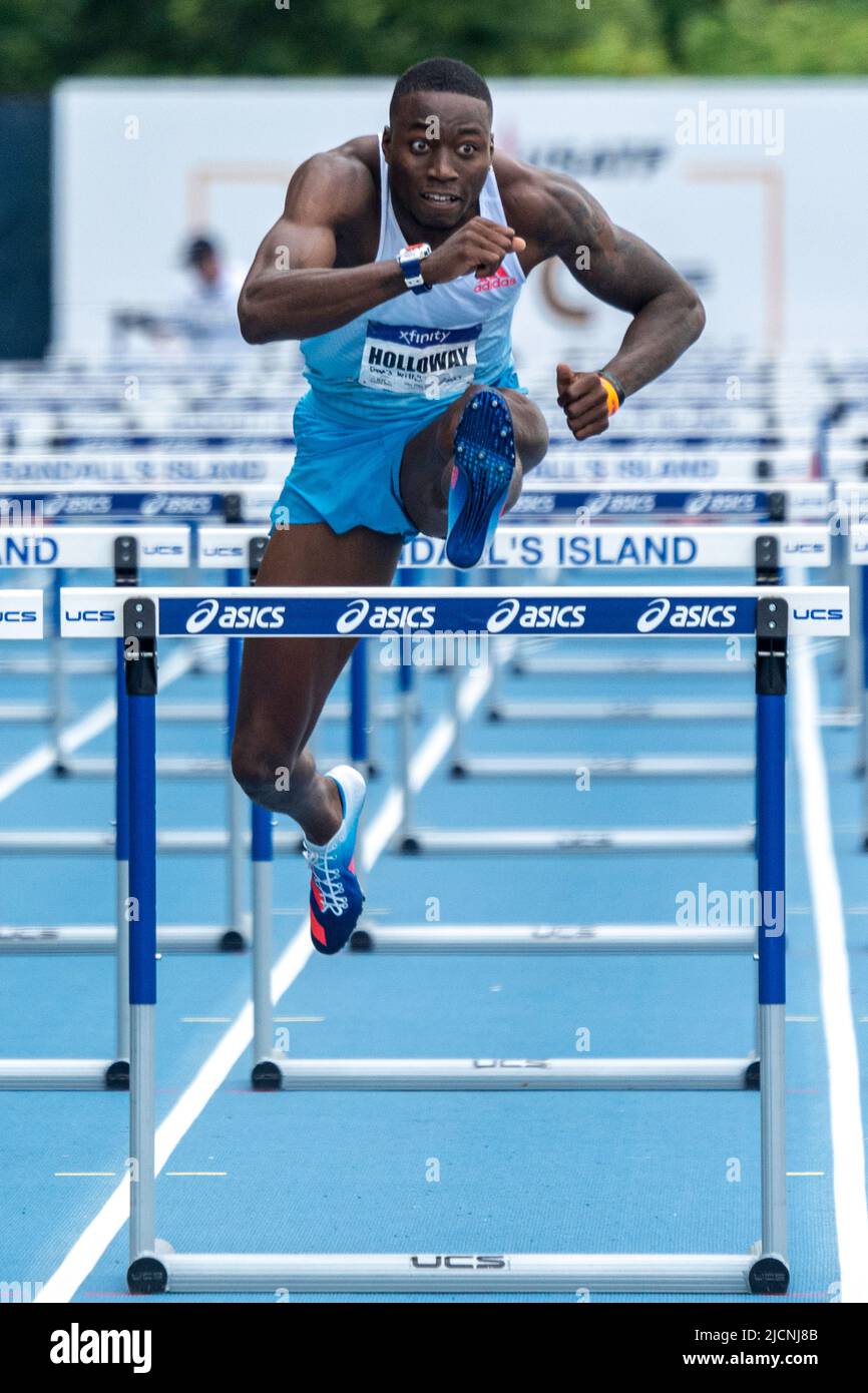 Grant Holloway (USA) compete nell'ostacolo Men's 110m e arriverà al secondo durante il New York Grand Prix all'Icahn Stadium di New York City Foto Stock