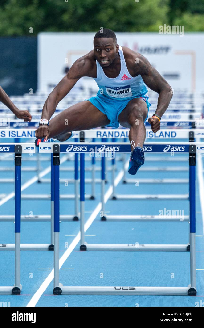 Grant Holloway (USA) compete nell'ostacolo Men's 110m e arriverà al secondo durante il New York Grand Prix all'Icahn Stadium di New York City Foto Stock
