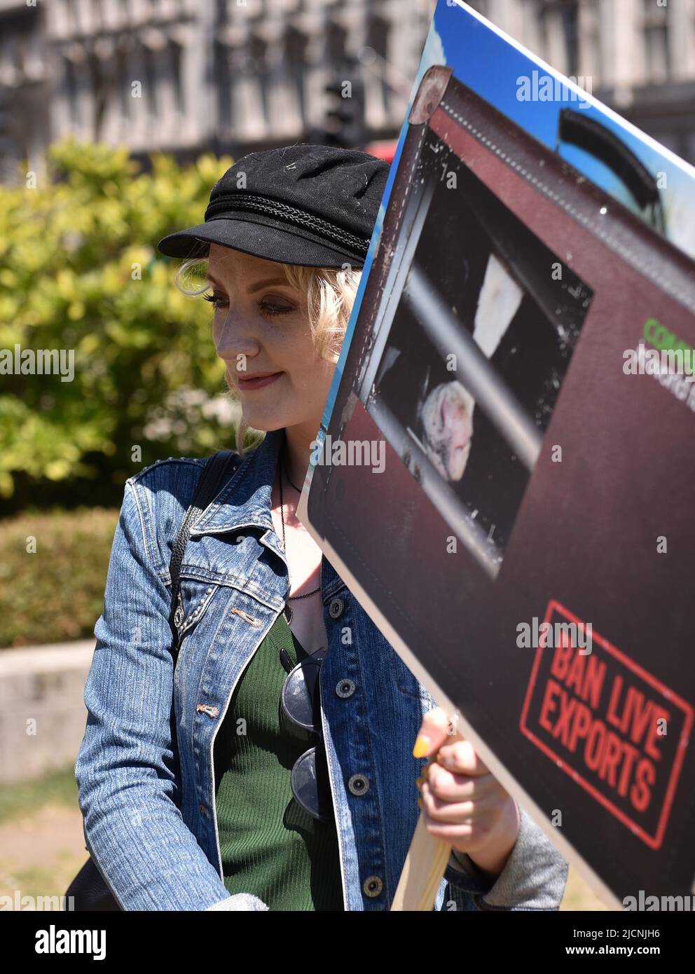 L'attrice e l'attivista EVANNA LYNCH è visto tenere un cartello al rally. Gli attivisti hanno protestato in Piazza del Parlamento per chiedere al governo britannico di porre fine alle esportazioni di animali vivi. Foto Stock