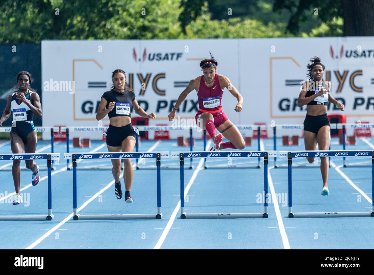 Gianna Woodruff (PAN) vince i 100m ostacoli delle donne al Gran Premio di New York 2022. Foto Stock