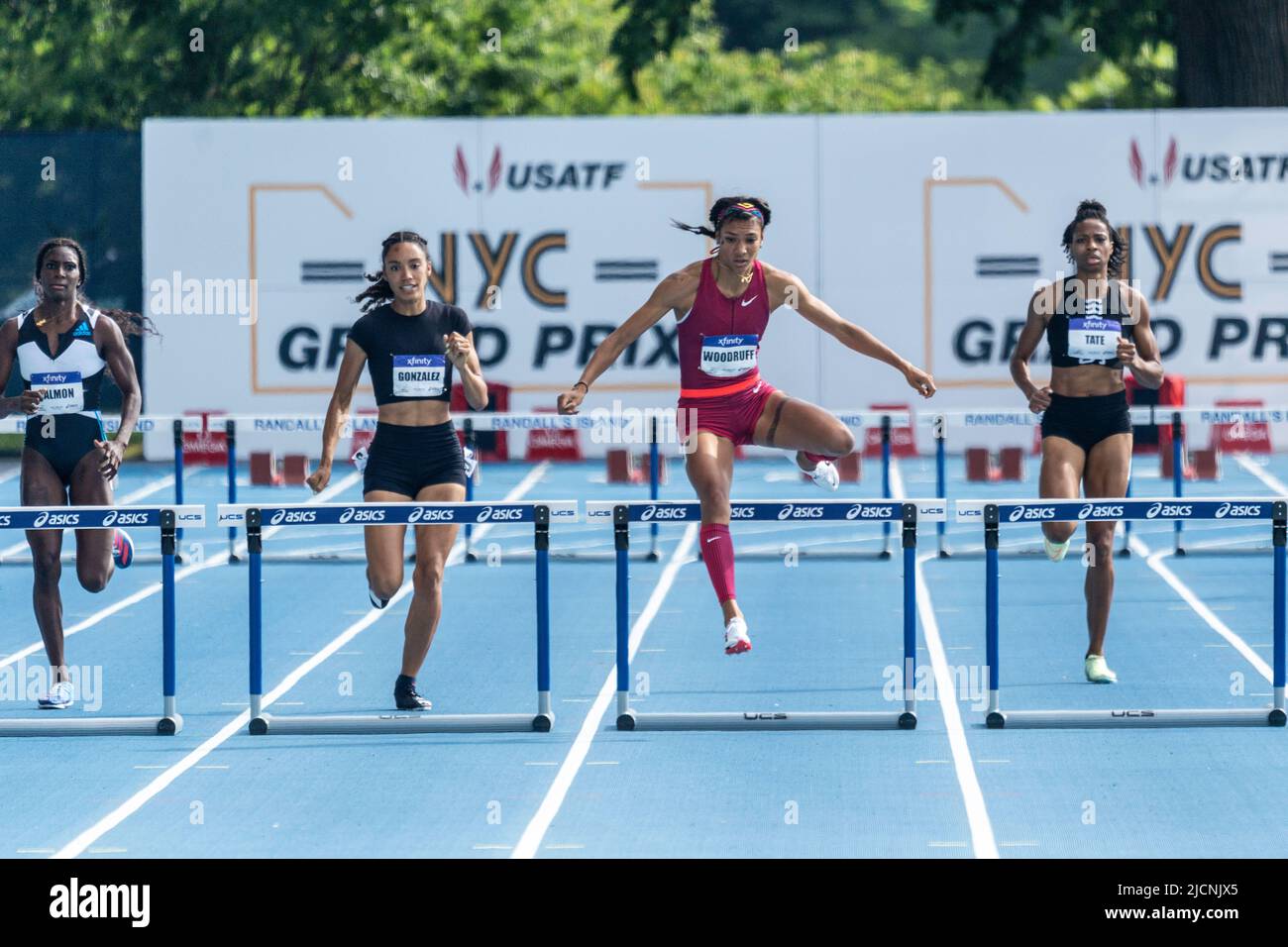 Gianna Woodruff (PAN) vince i 100m ostacoli delle donne al Gran Premio di New York 2022. Foto Stock