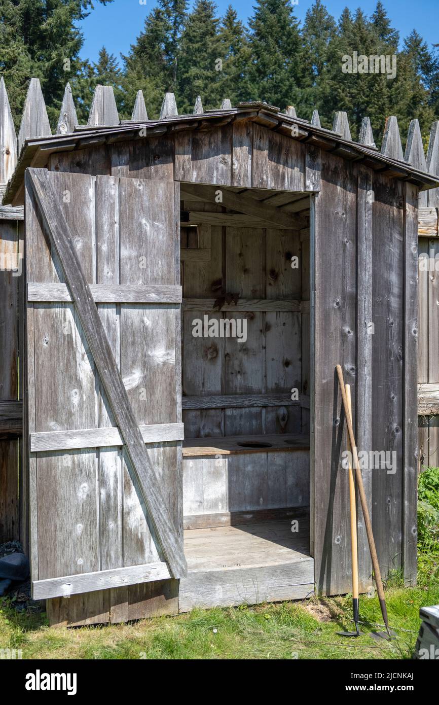 Replica di un outhouse o toliet utilizzato a Fort Nisqually nel 1850s Foto Stock