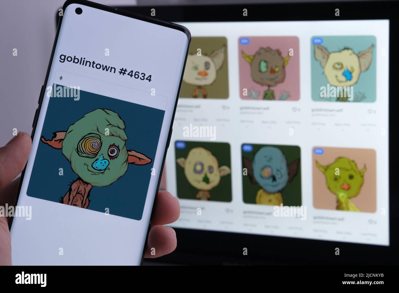 Goblintown 4634 personaggio visto su smartphone e altri Goblin Town NFT collezione d'arte digitale visto su sfondo sfocato. Stafford, Regno Unito, Foto Stock