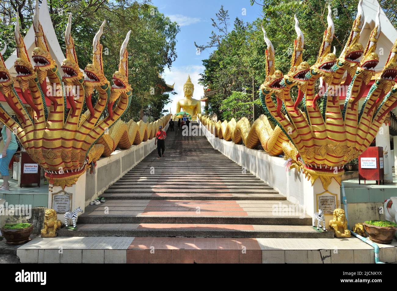 Serpenti Naga a sette teste che sorvegliano la strada fino al tempio Wat Phra Yai (Grande collina del Buddha) - Pattaya, Thailandia Foto Stock