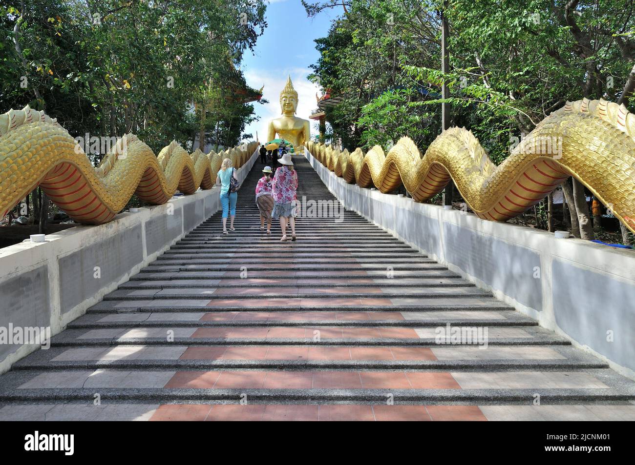 Via fino al tempio di Wat Pra Yai (Grande collina del Buddha) - Pattaya, Tailandia Foto Stock
