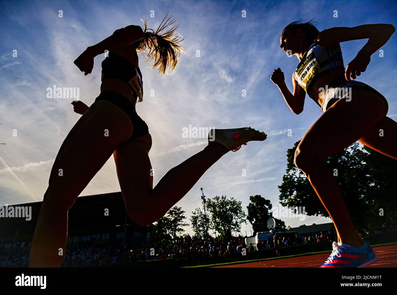 Kladno, Repubblica Ceca. 14th giugno 2022. Dallo sprinter sloveno di sinistra Anita Horvatova, Bianka Bartha-Keri d'Ungheria gareggia durante la corsa 800m durante l'incontro a Kladno, Repubblica Ceca, 14 giugno 2022. Credit: Roman Vondrous/CTK Photo/Alamy Live News Foto Stock
