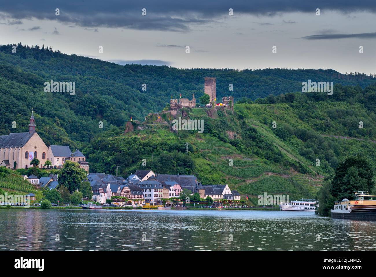 Beilstein Mosel fiume Germania Renania Pfalz Cochem riva destra fiume 1400 anni villaggio vigneti vino sulla collina Castello Metternich Madonna nera Foto Stock