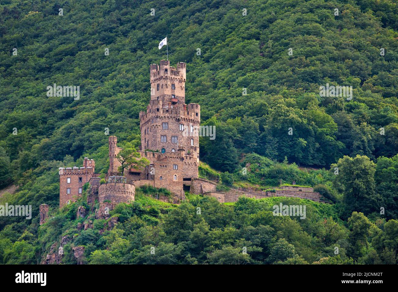 Castello romantico Burg Sooneck fiume Reno valle medioevale patrimonio mondiale dell'UNESCO alto medio valle del Reno collina cavalieri Germania falco nero bandiera Foto Stock