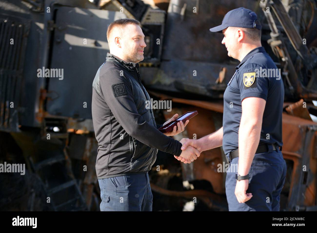 Kiev, Ucraina. 14th giugno 2022. Il Ministro degli Affari interni dell'Ucraina Denys Monastyrsky consegna un premio ad uno dei soccorritori del servizio antincendio. I soccorritori, la polizia e le guardie di frontiera hanno dimostrato un'impresa speciale nel contrastare l'aggressione russa nella guerra contro l'Ucraina, alcuni dei quali sono stati feriti in linea di servizio. (Foto di Aleksandr Gusev/SOPA Images/Sipa USA) Credit: Sipa USA/Alamy Live News Foto Stock