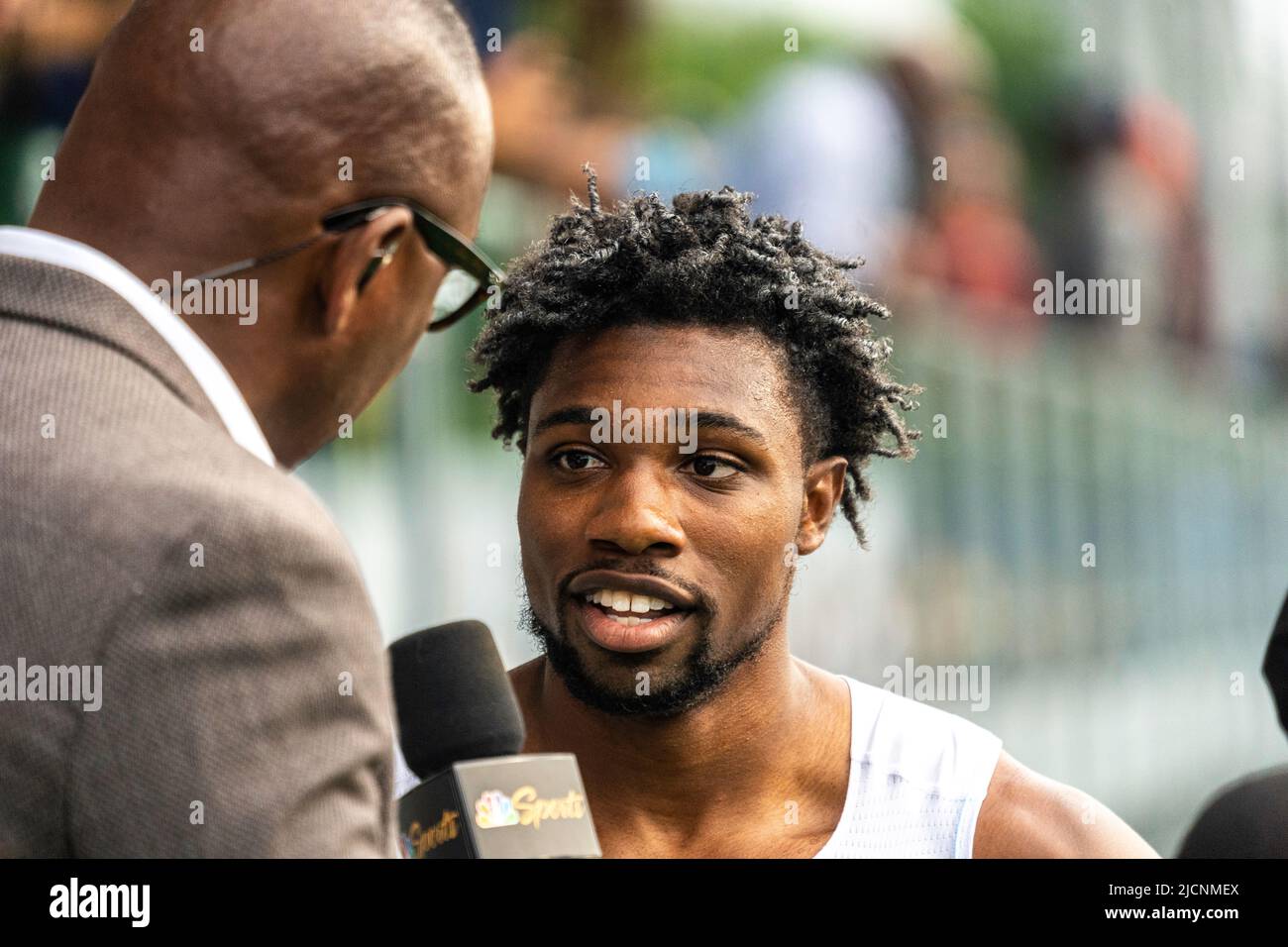 Noah Lyles (USA) dopo aver vinto i 200m uomini al Grand Prix di NYC 2022.is intervistato. Per NBC Sports da Lewis Johnson Foto Stock